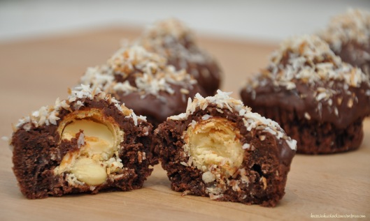 Schoko-Kokos-Muffins mit Rafaellokern // Quequitos de chocolate con coco