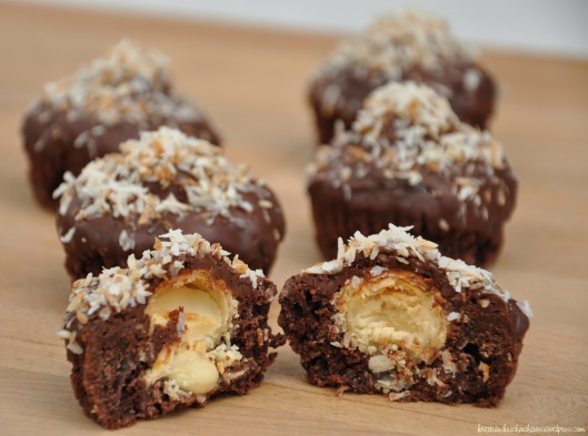 Schoko-Kokos-Muffins mit Rafaellokern // Quequitos de chocolate con coco