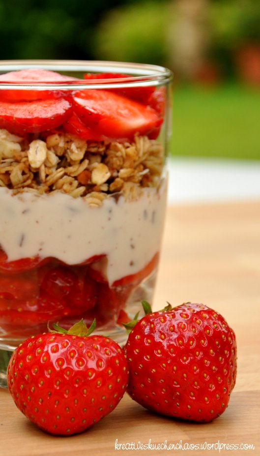 Frühstücks-Schichtspeise mit Erdbeeren, Stracciatellajoghurt und Knuspermüsli // Trifle de frutillas con yogurt y cereales