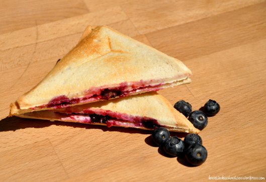 Beeren-Frischkäse-Sandwich // Sandwich de queso crema con berries