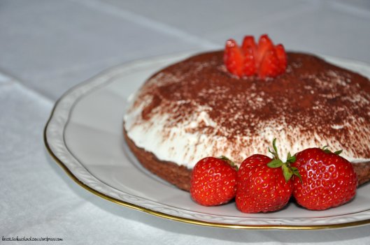 Baileys-Schokoladentorte mit Erdbeeren und Sahnehäubchen  // Torta de Chocolate con Baileys y Frutillas